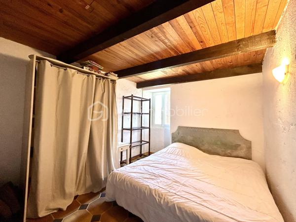 GIUNCAGGIU - Laissez-vous séduire par le charme et l'authenticité de cet agréable appartement T4 entièrement meublé, niché au dernier étage d'une bâtisse en pierres située dans le pittoresque village de Giuncaggio, à seulement 20 minutes d'Aléria, des plages de la côte orientale et à environ 40 minutes de Corte.

Dès l'entrée, vous apprécierez l'atmosphère chaleureuse et conviviale de ce bien de caractère. La cuisine équipée ouverte s'intègre harmonieusement à un vaste séjour/salle à manger agrémenté d'une cheminée, idéal pour partager de précieux moments en famille ou entre amis.

L'appartement dispose de deux chambres spacieuses. Un escalier en bois mène à une troisième chambre mansardée, généreuse et pleine de charme, offrant un espace supplémentaire idéal pour accueillir famille, amis ou aménager un bureau.

Depuis les fenêtres, profitez d'une vue imprenable sur les montagnes environnantes ainsi que sur la place du village et sa jolie église, véritable carte postale au quotidien.

Prestations de qualité :
Cheminée
Climatisation réversible
Doubles vitrages
Volets extérieurs en bois
Tommettes traditionnelles

Giuncaggio est un village à 600 m d'altitude où il fait bon vivre tout au long de l'année. Vous pourrez profiter de nombreuses animations locales qui rythment la vie du village : bal traditionnel, fête du vin et autres événements conviviaux qui font la richesse de l'art de vivre corse.
Un bien rare, alliant authenticité, confort et cadre de vie exceptionnel, idéal en résidence principale ou secondaire.
À découvrir sans tarder !

Pour toute information et visite contactez Pierrine MURRONI - BSK Immobilier : 0617092828