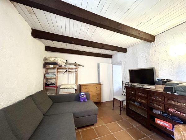 GIUNCAGGIU - Laissez-vous séduire par le charme et l'authenticité de cet agréable appartement T4 entièrement meublé, niché au dernier étage d'une bâtisse en pierres située dans le pittoresque village de Giuncaggio, à seulement 20 minutes d'Aléria, des plages de la côte orientale et à environ 40 minutes de Corte.

Dès l'entrée, vous apprécierez l'atmosphère chaleureuse et conviviale de ce bien de caractère. La cuisine équipée ouverte s'intègre harmonieusement à un vaste séjour/salle à manger agrémenté d'une cheminée, idéal pour partager de précieux moments en famille ou entre amis.

L'appartement dispose de deux chambres spacieuses. Un escalier en bois mène à une troisième chambre mansardée, généreuse et pleine de charme, offrant un espace supplémentaire idéal pour accueillir famille, amis ou aménager un bureau.

Depuis les fenêtres, profitez d'une vue imprenable sur les montagnes environnantes ainsi que sur la place du village et sa jolie église, véritable carte postale au quotidien.

Prestations de qualité :
Cheminée
Climatisation réversible
Doubles vitrages
Volets extérieurs en bois
Tommettes traditionnelles

Giuncaggio est un village à 600 m d'altitude où il fait bon vivre tout au long de l'année. Vous pourrez profiter de nombreuses animations locales qui rythment la vie du village : bal traditionnel, fête du vin et autres événements conviviaux qui font la richesse de l'art de vivre corse.
Un bien rare, alliant authenticité, confort et cadre de vie exceptionnel, idéal en résidence principale ou secondaire.
À découvrir sans tarder !

Pour toute information et visite contactez Pierrine MURRONI - BSK Immobilier : 0617092828