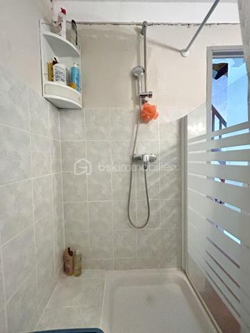 GIUNCAGGIU - Laissez-vous séduire par le charme et l'authenticité de cet agréable appartement T4 entièrement meublé, niché au dernier étage d'une bâtisse en pierres située dans le pittoresque village de Giuncaggio, à seulement 20 minutes d'Aléria, des plages de la côte orientale et à environ 40 minutes de Corte.

Dès l'entrée, vous apprécierez l'atmosphère chaleureuse et conviviale de ce bien de caractère. La cuisine équipée ouverte s'intègre harmonieusement à un vaste séjour/salle à manger agrémenté d'une cheminée, idéal pour partager de précieux moments en famille ou entre amis.

L'appartement dispose de deux chambres spacieuses. Un escalier en bois mène à une troisième chambre mansardée, généreuse et pleine de charme, offrant un espace supplémentaire idéal pour accueillir famille, amis ou aménager un bureau.

Depuis les fenêtres, profitez d'une vue imprenable sur les montagnes environnantes ainsi que sur la place du village et sa jolie église, véritable carte postale au quotidien.

Prestations de qualité :
Cheminée
Climatisation réversible
Doubles vitrages
Volets extérieurs en bois
Tommettes traditionnelles

Giuncaggio est un village à 600 m d'altitude où il fait bon vivre tout au long de l'année. Vous pourrez profiter de nombreuses animations locales qui rythment la vie du village : bal traditionnel, fête du vin et autres événements conviviaux qui font la richesse de l'art de vivre corse.
Un bien rare, alliant authenticité, confort et cadre de vie exceptionnel, idéal en résidence principale ou secondaire.
À découvrir sans tarder !

Pour toute information et visite contactez Pierrine MURRONI - BSK Immobilier : 0617092828