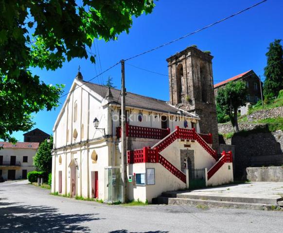 GIUNCAGGIU - Laissez-vous séduire par le charme et l'authenticité de cet agréable appartement T4 entièrement meublé, niché au dernier étage d'une bâtisse en pierres située dans le pittoresque village de Giuncaggio, à seulement 20 minutes d'Aléria, des plages de la côte orientale et à environ 40 minutes de Corte.

Dès l'entrée, vous apprécierez l'atmosphère chaleureuse et conviviale de ce bien de caractère. La cuisine équipée ouverte s'intègre harmonieusement à un vaste séjour/salle à manger agrémenté d'une cheminée, idéal pour partager de précieux moments en famille ou entre amis.

L'appartement dispose de deux chambres spacieuses. Un escalier en bois mène à une troisième chambre mansardée, généreuse et pleine de charme, offrant un espace supplémentaire idéal pour accueillir famille, amis ou aménager un bureau.

Depuis les fenêtres, profitez d'une vue imprenable sur les montagnes environnantes ainsi que sur la place du village et sa jolie église, véritable carte postale au quotidien.

Prestations de qualité :
Cheminée
Climatisation réversible
Doubles vitrages
Volets extérieurs en bois
Tommettes traditionnelles

Giuncaggio est un village à 600 m d'altitude où il fait bon vivre tout au long de l'année. Vous pourrez profiter de nombreuses animations locales qui rythment la vie du village : bal traditionnel, fête du vin et autres événements conviviaux qui font la richesse de l'art de vivre corse.
Un bien rare, alliant authenticité, confort et cadre de vie exceptionnel, idéal en résidence principale ou secondaire.
À découvrir sans tarder !

Pour toute information et visite contactez Pierrine MURRONI - BSK Immobilier : 0617092828