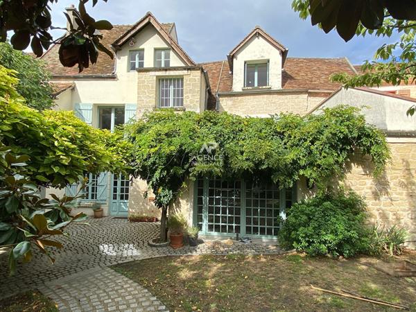 Maison Le Mesnil Le Roi 9 pièce(s) 241.18 m2 €1 165 000 ** - Référence 4725