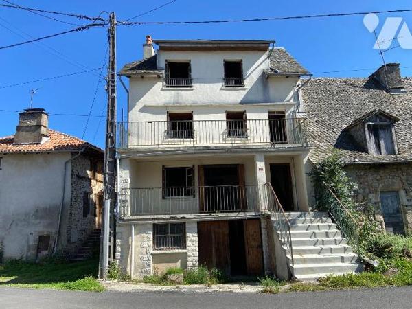 SAINT-SANTIN-CANTALES, maison de bourg sise sur 106 m² de terrain, comprenant un sous-sol avec ...