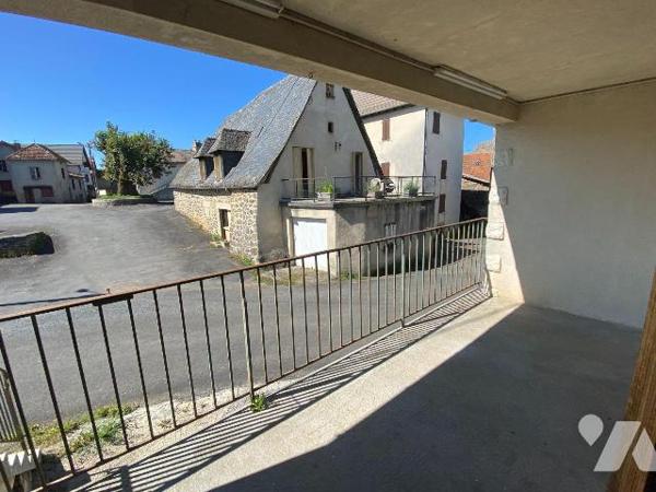 SAINT-SANTIN-CANTALES, maison de bourg sise sur 106 m² de terrain, comprenant un sous-sol avec ...