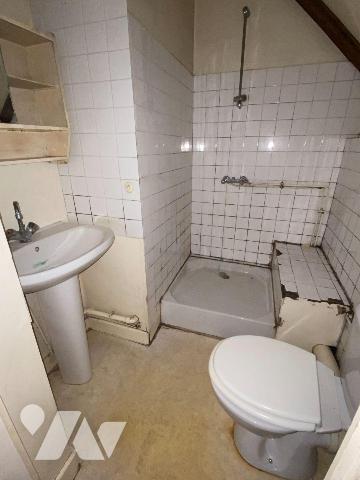 SAINT-SANTIN-CANTALES, maison de bourg sise sur 106 m² de terrain, comprenant un sous-sol avec ...