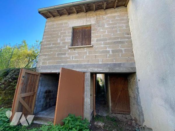SAINT-SANTIN-CANTALES, maison de bourg sise sur 106 m² de terrain, comprenant un sous-sol avec ...