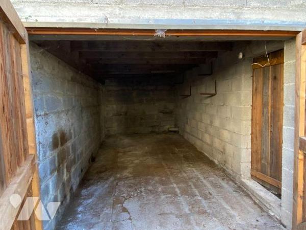 SAINT-SANTIN-CANTALES, maison de bourg sise sur 106 m² de terrain, comprenant un sous-sol avec ...