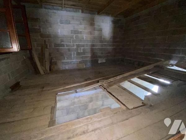 SAINT-SANTIN-CANTALES, maison de bourg sise sur 106 m² de terrain, comprenant un sous-sol avec ...