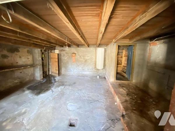 SAINT-SANTIN-CANTALES, maison de bourg sise sur 106 m² de terrain, comprenant un sous-sol avec ...