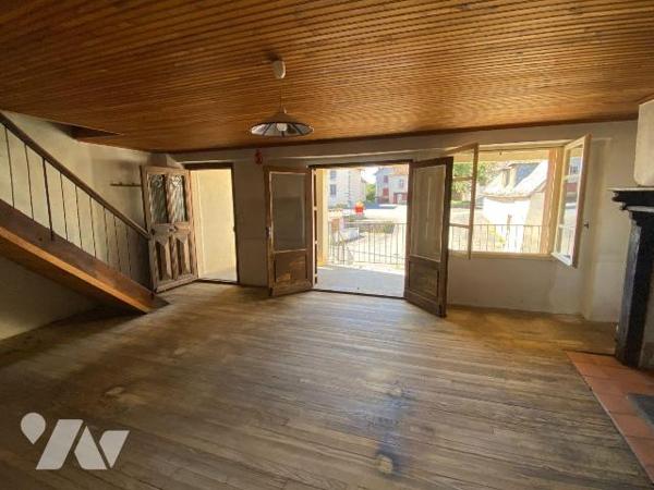 SAINT-SANTIN-CANTALES, maison de bourg sise sur 106 m² de terrain, comprenant un sous-sol avec ...