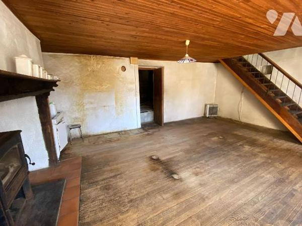 SAINT-SANTIN-CANTALES, maison de bourg sise sur 106 m² de terrain, comprenant un sous-sol avec ...