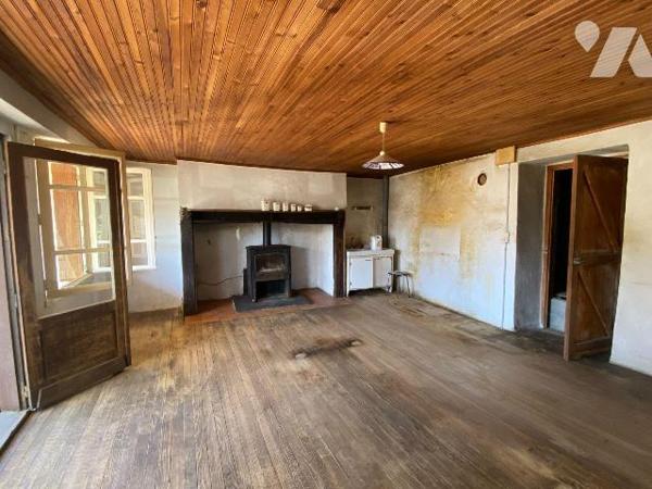 SAINT-SANTIN-CANTALES, maison de bourg sise sur 106 m² de terrain, comprenant un sous-sol avec ...