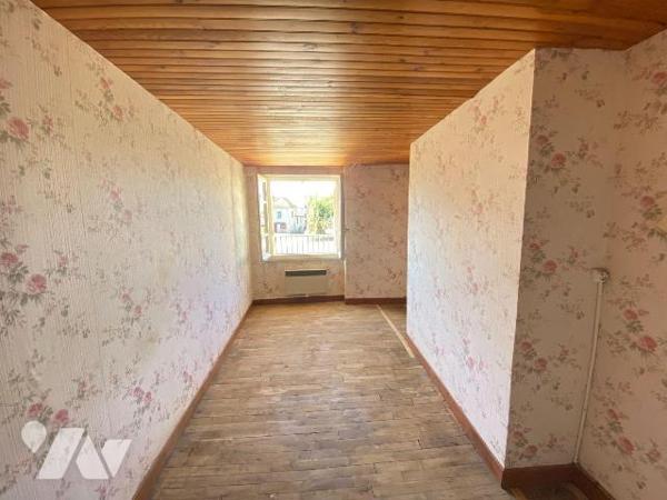 SAINT-SANTIN-CANTALES, maison de bourg sise sur 106 m² de terrain, comprenant un sous-sol avec ...