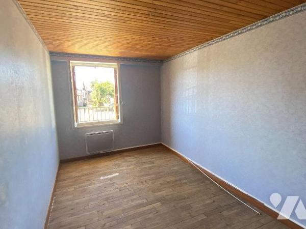 SAINT-SANTIN-CANTALES, maison de bourg sise sur 106 m² de terrain, comprenant un sous-sol avec ...