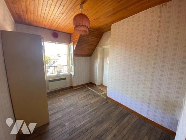 SAINT-SANTIN-CANTALES, maison de bourg sise sur 106 m² de terrain, comprenant un sous-sol avec ...