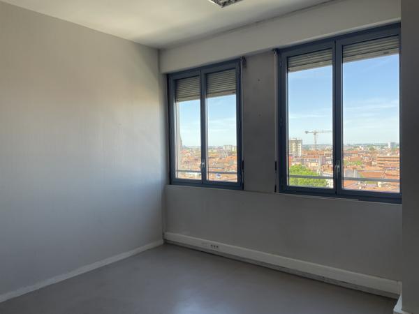 Bureau
         6 pièces
        - 68 m² Exclusivité 169 000 € *