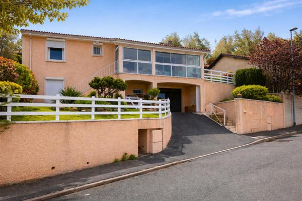 SAINT-ETIENNE St Jean Bonnefond, Terrenoire. Maison 101 m² habitables 4 chambres sous-sol et jardin de 452 m²