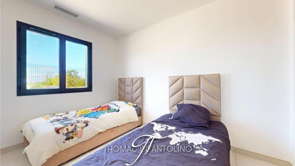 EN EXCLUSIVITE - PLAIN PIED - 3 CHAMBRES - 1 SUITE PARENTALE - SALLE DE BAIN - SALLE D'EAU - PISCINE - POOL HOUSE