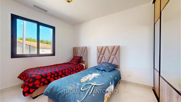 EN EXCLUSIVITE - PLAIN PIED - 3 CHAMBRES - 1 SUITE PARENTALE - SALLE DE BAIN - SALLE D'EAU - PISCINE - POOL HOUSE