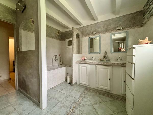 Villa 10 pièce(s) 7 chambre(s) 250 m²