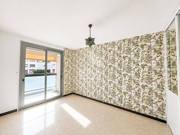 A VENDRE - CENTRE VILLE -APPARTEMENT  - 3 CHAMBRES ? LOGGIA? PARKING EN SOUS-SOL