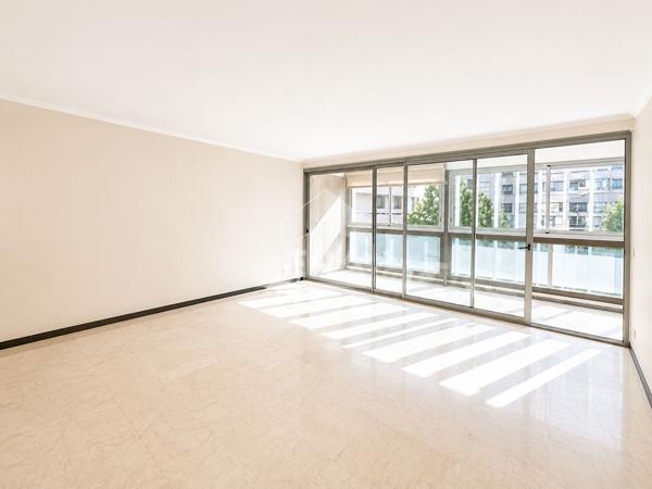 A VENDRE - CENTRE VILLE -APPARTEMENT  - 3 CHAMBRES ? LOGGIA? PARKING EN SOUS-SOL