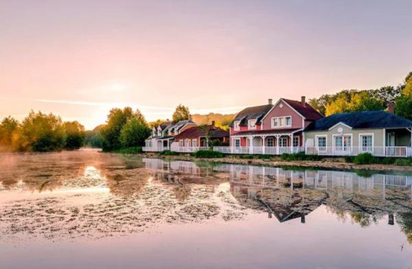 INVESTISSEMENT LOCATIF – CHAMOUILLE – Résidence de tourisme Center Parcs Le Lac d'Ailette - 7.13% de rentabilité