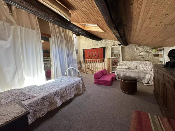 Vente                                                      Maison de village
                        
                     4 pièces                      119 m2                     à Saint-André-les-Alpes