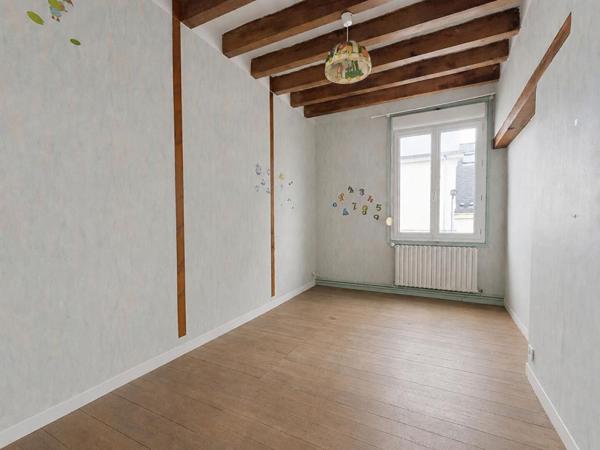 Maison de bourg du XIXe siècle,183 m², avec terrain et dépendances - VERNOIL LE FOURRIER (49390)
