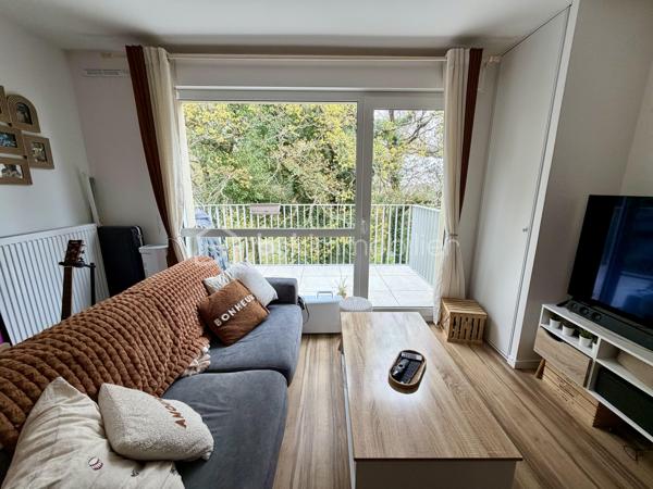 Sonia Rozwadower BSK Immobilier vous présente : 

Un appartement 2 pièces de 47m2 situé au sein d’une résidence récente de 2025, au 3ème et dernier étage, offrant un cadre de vie confortable et moderne, idéal pour une résidence principale comme pour un investissement.

Dès l’entrée, vous découvrez un espace fonctionnel avec rangements, menant à une belle pièce de vie lumineuse de 25m2 avec cuisine ouverte aménagée et équipée, prolongée par un balcon de 5 m² exposé Sud-Est, parfait pour profiter des premiers rayons du soleil.

L’espace nuit se compose d’une chambre agréable de 12m2 ainsi que d’une salle d’eau avec WC.

Situé dans une résidence avec ascenseur, ce bien dispose également d’une place de stationnement extérieur et d’un local vélo, ajoutant un réel confort au quotidien.

Implanté près du Stade de Kerizac, cet appartement bénéficie d’un environnement à la fois pratique et agréable à vivre. Le quartier, en plein développement, séduit par son équilibre entre tranquillité résidentielle et proximité des commodités. Vous profitez d’un cadre de vie fluide, avec un accès rapide aux principaux axes, facilitant les déplacements au quotidien.

Un bien clé en main, aux normes actuelles, offrant un cadre de vie qualitatif et une valeur sûre sur le marché vannetais.

Contactez moi pour organiser une visite!