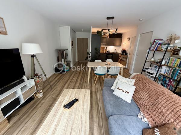 Sonia Rozwadower BSK Immobilier vous présente : 

Un appartement 2 pièces de 47m2 situé au sein d’une résidence récente de 2025, au 3ème et dernier étage, offrant un cadre de vie confortable et moderne, idéal pour une résidence principale comme pour un investissement.

Dès l’entrée, vous découvrez un espace fonctionnel avec rangements, menant à une belle pièce de vie lumineuse de 25m2 avec cuisine ouverte aménagée et équipée, prolongée par un balcon de 5 m² exposé Sud-Est, parfait pour profiter des premiers rayons du soleil.

L’espace nuit se compose d’une chambre agréable de 12m2 ainsi que d’une salle d’eau avec WC.

Situé dans une résidence avec ascenseur, ce bien dispose également d’une place de stationnement extérieur et d’un local vélo, ajoutant un réel confort au quotidien.

Implanté près du Stade de Kerizac, cet appartement bénéficie d’un environnement à la fois pratique et agréable à vivre. Le quartier, en plein développement, séduit par son équilibre entre tranquillité résidentielle et proximité des commodités. Vous profitez d’un cadre de vie fluide, avec un accès rapide aux principaux axes, facilitant les déplacements au quotidien.

Un bien clé en main, aux normes actuelles, offrant un cadre de vie qualitatif et une valeur sûre sur le marché vannetais.

Contactez moi pour organiser une visite!
