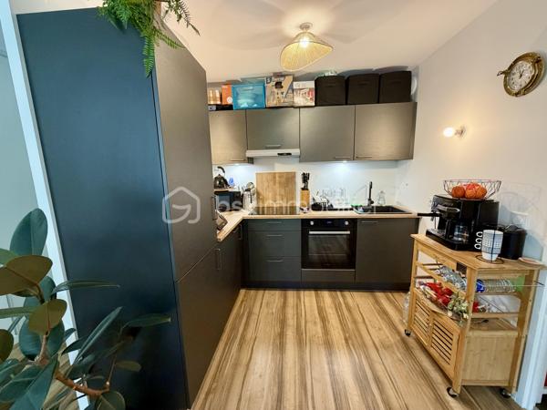 Sonia Rozwadower BSK Immobilier vous présente : 

Un appartement 2 pièces de 47m2 situé au sein d’une résidence récente de 2025, au 3ème et dernier étage, offrant un cadre de vie confortable et moderne, idéal pour une résidence principale comme pour un investissement.

Dès l’entrée, vous découvrez un espace fonctionnel avec rangements, menant à une belle pièce de vie lumineuse de 25m2 avec cuisine ouverte aménagée et équipée, prolongée par un balcon de 5 m² exposé Sud-Est, parfait pour profiter des premiers rayons du soleil.

L’espace nuit se compose d’une chambre agréable de 12m2 ainsi que d’une salle d’eau avec WC.

Situé dans une résidence avec ascenseur, ce bien dispose également d’une place de stationnement extérieur et d’un local vélo, ajoutant un réel confort au quotidien.

Implanté près du Stade de Kerizac, cet appartement bénéficie d’un environnement à la fois pratique et agréable à vivre. Le quartier, en plein développement, séduit par son équilibre entre tranquillité résidentielle et proximité des commodités. Vous profitez d’un cadre de vie fluide, avec un accès rapide aux principaux axes, facilitant les déplacements au quotidien.

Un bien clé en main, aux normes actuelles, offrant un cadre de vie qualitatif et une valeur sûre sur le marché vannetais.

Contactez moi pour organiser une visite!