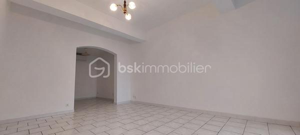 Exclusivité agence. Au cœur du charmant village de Caudecoste, découvrez cette maison à étage de 105 m² offrant un cadre de vie paisible et pratique, à deux pas des commerces, écoles et bus.

Description

Rez-de-chaussée : hall, WC, pièce de vie lumineuse, cuisine séparée, grand cellier

Étage : deux chambres, salle d’eau, WC

Extérieur : terrasse couverte et dépendance de 65 m², idéale pour atelier ou projet personnel

Confort

Chauffage : poêle à granulés, radiateurs en pierre réfractaire, trois climatisations réversibles

Eau chaude : cumulus

Fenêtres PVC double vitrage oscillobattant

Assainissement collectif

Maison à rafraîchir.

Cadre central et village typique du Sud-Ouest, au charme authentique

Idéale pour un premier achat, une résidence principale ou un projet locatif, cette maison vous séduira par son potentiel et son emplacement central. Contactez-moi  pour visiter.