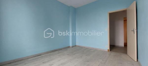 Exclusivité agence. Au cœur du charmant village de Caudecoste, découvrez cette maison à étage de 105 m² offrant un cadre de vie paisible et pratique, à deux pas des commerces, écoles et bus.

Description

Rez-de-chaussée : hall, WC, pièce de vie lumineuse, cuisine séparée, grand cellier

Étage : deux chambres, salle d’eau, WC

Extérieur : terrasse couverte et dépendance de 65 m², idéale pour atelier ou projet personnel

Confort

Chauffage : poêle à granulés, radiateurs en pierre réfractaire, trois climatisations réversibles

Eau chaude : cumulus

Fenêtres PVC double vitrage oscillobattant

Assainissement collectif

Maison à rafraîchir.

Cadre central et village typique du Sud-Ouest, au charme authentique

Idéale pour un premier achat, une résidence principale ou un projet locatif, cette maison vous séduira par son potentiel et son emplacement central. Contactez-moi  pour visiter.