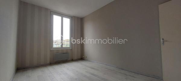 Exclusivité agence. Au cœur du charmant village de Caudecoste, découvrez cette maison à étage de 105 m² offrant un cadre de vie paisible et pratique, à deux pas des commerces, écoles et bus.

Description

Rez-de-chaussée : hall, WC, pièce de vie lumineuse, cuisine séparée, grand cellier

Étage : deux chambres, salle d’eau, WC

Extérieur : terrasse couverte et dépendance de 65 m², idéale pour atelier ou projet personnel

Confort

Chauffage : poêle à granulés, radiateurs en pierre réfractaire, trois climatisations réversibles

Eau chaude : cumulus

Fenêtres PVC double vitrage oscillobattant

Assainissement collectif

Maison à rafraîchir.

Cadre central et village typique du Sud-Ouest, au charme authentique

Idéale pour un premier achat, une résidence principale ou un projet locatif, cette maison vous séduira par son potentiel et son emplacement central. Contactez-moi  pour visiter.