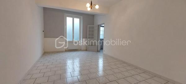 Exclusivité agence. Au cœur du charmant village de Caudecoste, découvrez cette maison à étage de 105 m² offrant un cadre de vie paisible et pratique, à deux pas des commerces, écoles et bus.

Description

Rez-de-chaussée : hall, WC, pièce de vie lumineuse, cuisine séparée, grand cellier

Étage : deux chambres, salle d’eau, WC

Extérieur : terrasse couverte et dépendance de 65 m², idéale pour atelier ou projet personnel

Confort

Chauffage : poêle à granulés, radiateurs en pierre réfractaire, trois climatisations réversibles

Eau chaude : cumulus

Fenêtres PVC double vitrage oscillobattant

Assainissement collectif

Maison à rafraîchir.

Cadre central et village typique du Sud-Ouest, au charme authentique

Idéale pour un premier achat, une résidence principale ou un projet locatif, cette maison vous séduira par son potentiel et son emplacement central. Contactez-moi  pour visiter.