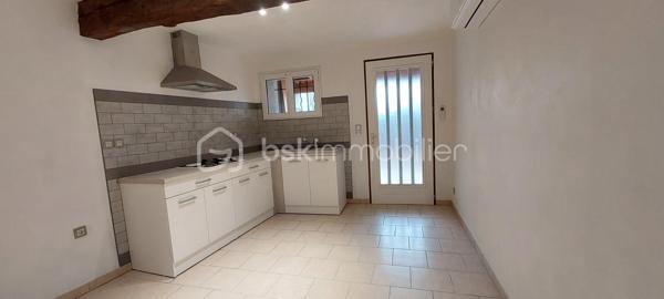 Exclusivité agence. Au cœur du charmant village de Caudecoste, découvrez cette maison à étage de 105 m² offrant un cadre de vie paisible et pratique, à deux pas des commerces, écoles et bus.

Description

Rez-de-chaussée : hall, WC, pièce de vie lumineuse, cuisine séparée, grand cellier

Étage : deux chambres, salle d’eau, WC

Extérieur : terrasse couverte et dépendance de 65 m², idéale pour atelier ou projet personnel

Confort

Chauffage : poêle à granulés, radiateurs en pierre réfractaire, trois climatisations réversibles

Eau chaude : cumulus

Fenêtres PVC double vitrage oscillobattant

Assainissement collectif

Maison à rafraîchir.

Cadre central et village typique du Sud-Ouest, au charme authentique

Idéale pour un premier achat, une résidence principale ou un projet locatif, cette maison vous séduira par son potentiel et son emplacement central. Contactez-moi  pour visiter.