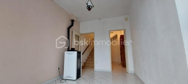 Exclusivité agence. Au cœur du charmant village de Caudecoste, découvrez cette maison à étage de 105 m² offrant un cadre de vie paisible et pratique, à deux pas des commerces, écoles et bus.

Description

Rez-de-chaussée : hall, WC, pièce de vie lumineuse, cuisine séparée, grand cellier

Étage : deux chambres, salle d’eau, WC

Extérieur : terrasse couverte et dépendance de 65 m², idéale pour atelier ou projet personnel

Confort

Chauffage : poêle à granulés, radiateurs en pierre réfractaire, trois climatisations réversibles

Eau chaude : cumulus

Fenêtres PVC double vitrage oscillobattant

Assainissement collectif

Maison à rafraîchir.

Cadre central et village typique du Sud-Ouest, au charme authentique

Idéale pour un premier achat, une résidence principale ou un projet locatif, cette maison vous séduira par son potentiel et son emplacement central. Contactez-moi  pour visiter.