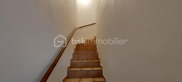 Exclusivité agence. Au cœur du charmant village de Caudecoste, découvrez cette maison à étage de 105 m² offrant un cadre de vie paisible et pratique, à deux pas des commerces, écoles et bus.

Description

Rez-de-chaussée : hall, WC, pièce de vie lumineuse, cuisine séparée, grand cellier

Étage : deux chambres, salle d’eau, WC

Extérieur : terrasse couverte et dépendance de 65 m², idéale pour atelier ou projet personnel

Confort

Chauffage : poêle à granulés, radiateurs en pierre réfractaire, trois climatisations réversibles

Eau chaude : cumulus

Fenêtres PVC double vitrage oscillobattant

Assainissement collectif

Maison à rafraîchir.

Cadre central et village typique du Sud-Ouest, au charme authentique

Idéale pour un premier achat, une résidence principale ou un projet locatif, cette maison vous séduira par son potentiel et son emplacement central. Contactez-moi  pour visiter.