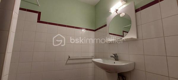 Exclusivité agence. Au cœur du charmant village de Caudecoste, découvrez cette maison à étage de 105 m² offrant un cadre de vie paisible et pratique, à deux pas des commerces, écoles et bus.

Description

Rez-de-chaussée : hall, WC, pièce de vie lumineuse, cuisine séparée, grand cellier

Étage : deux chambres, salle d’eau, WC

Extérieur : terrasse couverte et dépendance de 65 m², idéale pour atelier ou projet personnel

Confort

Chauffage : poêle à granulés, radiateurs en pierre réfractaire, trois climatisations réversibles

Eau chaude : cumulus

Fenêtres PVC double vitrage oscillobattant

Assainissement collectif

Maison à rafraîchir.

Cadre central et village typique du Sud-Ouest, au charme authentique

Idéale pour un premier achat, une résidence principale ou un projet locatif, cette maison vous séduira par son potentiel et son emplacement central. Contactez-moi  pour visiter.