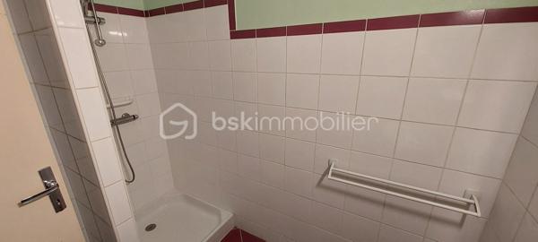 Exclusivité agence. Au cœur du charmant village de Caudecoste, découvrez cette maison à étage de 105 m² offrant un cadre de vie paisible et pratique, à deux pas des commerces, écoles et bus.

Description

Rez-de-chaussée : hall, WC, pièce de vie lumineuse, cuisine séparée, grand cellier

Étage : deux chambres, salle d’eau, WC

Extérieur : terrasse couverte et dépendance de 65 m², idéale pour atelier ou projet personnel

Confort

Chauffage : poêle à granulés, radiateurs en pierre réfractaire, trois climatisations réversibles

Eau chaude : cumulus

Fenêtres PVC double vitrage oscillobattant

Assainissement collectif

Maison à rafraîchir.

Cadre central et village typique du Sud-Ouest, au charme authentique

Idéale pour un premier achat, une résidence principale ou un projet locatif, cette maison vous séduira par son potentiel et son emplacement central. Contactez-moi  pour visiter.