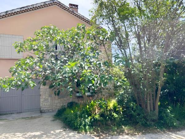📍 Quartier de l'Aguillon - TOULON

De 590 000 € à 550 000 € !

Découvrez cette propriété pleine de potentiel de 126 m² habitables, divisée aujourd’hui en deux appartements indépendants, offrant de multiples possibilités : projet familial, investissement locatif ou résidence principale avec revenu complémentaire.

Un véritable havre de paix au rez-de-chaussée
Le premier appartement de 36 m² vous séduira par son atmosphère intimiste et apaisante. Il comprend :

✨ Un salon chaleureux avec tous les branchement nécessaires à l'arrivée d'une cuisine à votre goût !
✨ Une chambre en suite avec salle d’eau privative
✨ Un WC séparé
✨ Un accès indépendant par son propre portillon
✨ Un agréable jardin privatif

Le véritable coup de cœur ? Sa vue directe sur une charmante mare agrémentée de poissons rouges, au cœur d’un espace arboré et zen. Un cadre rare invitant à la détente et à la sérénité.

Un appartement lumineux et spacieux à l’étage
Le second logement de 90 m² offre de beaux volumes et une luminosité remarquable :

✨ Trois belles chambres
✨ Un vaste salon/salle à manger avec cheminée
✨ De grandes ouvertures laissant entrer généreusement la lumière naturelle
✨ Une belle hauteur sous plafond
✨ Une salle de bains avec baignoire
✨ Un WC indépendant
✨ Un placard d’entrée pratique

La cuisine, entièrement repeinte en blanc et baignée de lumière grâce à ses trois fenêtres, est volontairement laissée libre afin que les futurs propriétaires puissent l’aménager selon leurs envies et leur style.

Un potentiel supplémentaire à exploiter
La salle de bains donne accès à des combles sains et isolés bénéficiant d’une hauteur centrale d’environ 1,80 m, offrant de belles perspectives d’aménagement.

La cuisine permet également d’accéder à :

✔ Un garage-atelier de 30 m²
✔ Une laverie
✔ Un local de rangement

Soit près de 48 m² d’espaces annexes supplémentaires.

Un extérieur fonctionnel et recherché
Édifiée sur une parcelle d’environ 600 m², la propriété dispose :

🚗 D’un grand portail motorisé à alimentation solaire
🚗 D’un stationnement intérieur pouvant accueillir jusqu’à 4 véhicules
⚡ D’une prise P17 haute puissance de 4Kw pour véhicule électrique

Chaque appartement bénéficie de son propre accès indépendant.

Un emplacement privilégié
Située dans le très recherché quartier de l'Aguillon, vous profiterez d’un environnement calme tout en restant à quelques minutes seulement du centre-ville et des plages.

☀ Exposition Sud-Ouest idéale pour profiter d’une belle luminosité tout au long de la journée.

Les possibilités sont nombreuses :
🏡 Réunir facilement les deux niveaux pour créer une grande maison familiale.
💰 Louer les deux appartements.
💰 Occuper un logement tout en générant un revenu locatif avec le second.

Une opportunité rare sur le secteur !

📞 Contactez-moi au 07 45 05 29 94 dès maintenant pour organiser une visite et découvrir tout le potentiel de cette propriété !