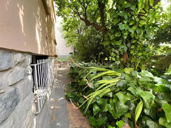 📍 Quartier de l'Aguillon - TOULON

De 590 000 € à 550 000 € !

Découvrez cette propriété pleine de potentiel de 126 m² habitables, divisée aujourd’hui en deux appartements indépendants, offrant de multiples possibilités : projet familial, investissement locatif ou résidence principale avec revenu complémentaire.

Un véritable havre de paix au rez-de-chaussée
Le premier appartement de 36 m² vous séduira par son atmosphère intimiste et apaisante. Il comprend :

✨ Un salon chaleureux avec tous les branchement nécessaires à l'arrivée d'une cuisine à votre goût !
✨ Une chambre en suite avec salle d’eau privative
✨ Un WC séparé
✨ Un accès indépendant par son propre portillon
✨ Un agréable jardin privatif

Le véritable coup de cœur ? Sa vue directe sur une charmante mare agrémentée de poissons rouges, au cœur d’un espace arboré et zen. Un cadre rare invitant à la détente et à la sérénité.

Un appartement lumineux et spacieux à l’étage
Le second logement de 90 m² offre de beaux volumes et une luminosité remarquable :

✨ Trois belles chambres
✨ Un vaste salon/salle à manger avec cheminée
✨ De grandes ouvertures laissant entrer généreusement la lumière naturelle
✨ Une belle hauteur sous plafond
✨ Une salle de bains avec baignoire
✨ Un WC indépendant
✨ Un placard d’entrée pratique

La cuisine, entièrement repeinte en blanc et baignée de lumière grâce à ses trois fenêtres, est volontairement laissée libre afin que les futurs propriétaires puissent l’aménager selon leurs envies et leur style.

Un potentiel supplémentaire à exploiter
La salle de bains donne accès à des combles sains et isolés bénéficiant d’une hauteur centrale d’environ 1,80 m, offrant de belles perspectives d’aménagement.

La cuisine permet également d’accéder à :

✔ Un garage-atelier de 30 m²
✔ Une laverie
✔ Un local de rangement

Soit près de 48 m² d’espaces annexes supplémentaires.

Un extérieur fonctionnel et recherché
Édifiée sur une parcelle d’environ 600 m², la propriété dispose :

🚗 D’un grand portail motorisé à alimentation solaire
🚗 D’un stationnement intérieur pouvant accueillir jusqu’à 4 véhicules
⚡ D’une prise P17 haute puissance de 4Kw pour véhicule électrique

Chaque appartement bénéficie de son propre accès indépendant.

Un emplacement privilégié
Située dans le très recherché quartier de l'Aguillon, vous profiterez d’un environnement calme tout en restant à quelques minutes seulement du centre-ville et des plages.

☀ Exposition Sud-Ouest idéale pour profiter d’une belle luminosité tout au long de la journée.

Les possibilités sont nombreuses :
🏡 Réunir facilement les deux niveaux pour créer une grande maison familiale.
💰 Louer les deux appartements.
💰 Occuper un logement tout en générant un revenu locatif avec le second.

Une opportunité rare sur le secteur !

📞 Contactez-moi au 07 45 05 29 94 dès maintenant pour organiser une visite et découvrir tout le potentiel de cette propriété !