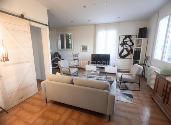 📍 Quartier de l'Aguillon - TOULON

De 590 000 € à 550 000 € !

Découvrez cette propriété pleine de potentiel de 126 m² habitables, divisée aujourd’hui en deux appartements indépendants, offrant de multiples possibilités : projet familial, investissement locatif ou résidence principale avec revenu complémentaire.

Un véritable havre de paix au rez-de-chaussée
Le premier appartement de 36 m² vous séduira par son atmosphère intimiste et apaisante. Il comprend :

✨ Un salon chaleureux avec tous les branchement nécessaires à l'arrivée d'une cuisine à votre goût !
✨ Une chambre en suite avec salle d’eau privative
✨ Un WC séparé
✨ Un accès indépendant par son propre portillon
✨ Un agréable jardin privatif

Le véritable coup de cœur ? Sa vue directe sur une charmante mare agrémentée de poissons rouges, au cœur d’un espace arboré et zen. Un cadre rare invitant à la détente et à la sérénité.

Un appartement lumineux et spacieux à l’étage
Le second logement de 90 m² offre de beaux volumes et une luminosité remarquable :

✨ Trois belles chambres
✨ Un vaste salon/salle à manger avec cheminée
✨ De grandes ouvertures laissant entrer généreusement la lumière naturelle
✨ Une belle hauteur sous plafond
✨ Une salle de bains avec baignoire
✨ Un WC indépendant
✨ Un placard d’entrée pratique

La cuisine, entièrement repeinte en blanc et baignée de lumière grâce à ses trois fenêtres, est volontairement laissée libre afin que les futurs propriétaires puissent l’aménager selon leurs envies et leur style.

Un potentiel supplémentaire à exploiter
La salle de bains donne accès à des combles sains et isolés bénéficiant d’une hauteur centrale d’environ 1,80 m, offrant de belles perspectives d’aménagement.

La cuisine permet également d’accéder à :

✔ Un garage-atelier de 30 m²
✔ Une laverie
✔ Un local de rangement

Soit près de 48 m² d’espaces annexes supplémentaires.

Un extérieur fonctionnel et recherché
Édifiée sur une parcelle d’environ 600 m², la propriété dispose :

🚗 D’un grand portail motorisé à alimentation solaire
🚗 D’un stationnement intérieur pouvant accueillir jusqu’à 4 véhicules
⚡ D’une prise P17 haute puissance de 4Kw pour véhicule électrique

Chaque appartement bénéficie de son propre accès indépendant.

Un emplacement privilégié
Située dans le très recherché quartier de l'Aguillon, vous profiterez d’un environnement calme tout en restant à quelques minutes seulement du centre-ville et des plages.

☀ Exposition Sud-Ouest idéale pour profiter d’une belle luminosité tout au long de la journée.

Les possibilités sont nombreuses :
🏡 Réunir facilement les deux niveaux pour créer une grande maison familiale.
💰 Louer les deux appartements.
💰 Occuper un logement tout en générant un revenu locatif avec le second.

Une opportunité rare sur le secteur !

📞 Contactez-moi au 07 45 05 29 94 dès maintenant pour organiser une visite et découvrir tout le potentiel de cette propriété !