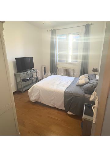 📍 Quartier de l'Aguillon - TOULON

De 590 000 € à 550 000 € !

Découvrez cette propriété pleine de potentiel de 126 m² habitables, divisée aujourd’hui en deux appartements indépendants, offrant de multiples possibilités : projet familial, investissement locatif ou résidence principale avec revenu complémentaire.

Un véritable havre de paix au rez-de-chaussée
Le premier appartement de 36 m² vous séduira par son atmosphère intimiste et apaisante. Il comprend :

✨ Un salon chaleureux avec tous les branchement nécessaires à l'arrivée d'une cuisine à votre goût !
✨ Une chambre en suite avec salle d’eau privative
✨ Un WC séparé
✨ Un accès indépendant par son propre portillon
✨ Un agréable jardin privatif

Le véritable coup de cœur ? Sa vue directe sur une charmante mare agrémentée de poissons rouges, au cœur d’un espace arboré et zen. Un cadre rare invitant à la détente et à la sérénité.

Un appartement lumineux et spacieux à l’étage
Le second logement de 90 m² offre de beaux volumes et une luminosité remarquable :

✨ Trois belles chambres
✨ Un vaste salon/salle à manger avec cheminée
✨ De grandes ouvertures laissant entrer généreusement la lumière naturelle
✨ Une belle hauteur sous plafond
✨ Une salle de bains avec baignoire
✨ Un WC indépendant
✨ Un placard d’entrée pratique

La cuisine, entièrement repeinte en blanc et baignée de lumière grâce à ses trois fenêtres, est volontairement laissée libre afin que les futurs propriétaires puissent l’aménager selon leurs envies et leur style.

Un potentiel supplémentaire à exploiter
La salle de bains donne accès à des combles sains et isolés bénéficiant d’une hauteur centrale d’environ 1,80 m, offrant de belles perspectives d’aménagement.

La cuisine permet également d’accéder à :

✔ Un garage-atelier de 30 m²
✔ Une laverie
✔ Un local de rangement

Soit près de 48 m² d’espaces annexes supplémentaires.

Un extérieur fonctionnel et recherché
Édifiée sur une parcelle d’environ 600 m², la propriété dispose :

🚗 D’un grand portail motorisé à alimentation solaire
🚗 D’un stationnement intérieur pouvant accueillir jusqu’à 4 véhicules
⚡ D’une prise P17 haute puissance de 4Kw pour véhicule électrique

Chaque appartement bénéficie de son propre accès indépendant.

Un emplacement privilégié
Située dans le très recherché quartier de l'Aguillon, vous profiterez d’un environnement calme tout en restant à quelques minutes seulement du centre-ville et des plages.

☀ Exposition Sud-Ouest idéale pour profiter d’une belle luminosité tout au long de la journée.

Les possibilités sont nombreuses :
🏡 Réunir facilement les deux niveaux pour créer une grande maison familiale.
💰 Louer les deux appartements.
💰 Occuper un logement tout en générant un revenu locatif avec le second.

Une opportunité rare sur le secteur !

📞 Contactez-moi au 07 45 05 29 94 dès maintenant pour organiser une visite et découvrir tout le potentiel de cette propriété !