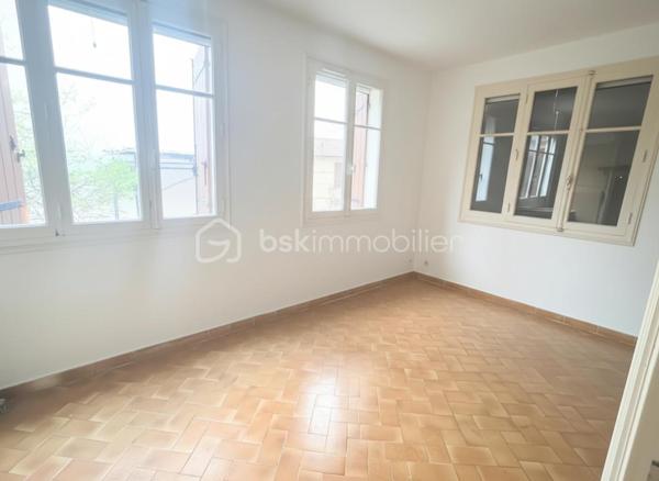📍 Quartier de l'Aguillon - TOULON

De 590 000 € à 550 000 € !

Découvrez cette propriété pleine de potentiel de 126 m² habitables, divisée aujourd’hui en deux appartements indépendants, offrant de multiples possibilités : projet familial, investissement locatif ou résidence principale avec revenu complémentaire.

Un véritable havre de paix au rez-de-chaussée
Le premier appartement de 36 m² vous séduira par son atmosphère intimiste et apaisante. Il comprend :

✨ Un salon chaleureux avec tous les branchement nécessaires à l'arrivée d'une cuisine à votre goût !
✨ Une chambre en suite avec salle d’eau privative
✨ Un WC séparé
✨ Un accès indépendant par son propre portillon
✨ Un agréable jardin privatif

Le véritable coup de cœur ? Sa vue directe sur une charmante mare agrémentée de poissons rouges, au cœur d’un espace arboré et zen. Un cadre rare invitant à la détente et à la sérénité.

Un appartement lumineux et spacieux à l’étage
Le second logement de 90 m² offre de beaux volumes et une luminosité remarquable :

✨ Trois belles chambres
✨ Un vaste salon/salle à manger avec cheminée
✨ De grandes ouvertures laissant entrer généreusement la lumière naturelle
✨ Une belle hauteur sous plafond
✨ Une salle de bains avec baignoire
✨ Un WC indépendant
✨ Un placard d’entrée pratique

La cuisine, entièrement repeinte en blanc et baignée de lumière grâce à ses trois fenêtres, est volontairement laissée libre afin que les futurs propriétaires puissent l’aménager selon leurs envies et leur style.

Un potentiel supplémentaire à exploiter
La salle de bains donne accès à des combles sains et isolés bénéficiant d’une hauteur centrale d’environ 1,80 m, offrant de belles perspectives d’aménagement.

La cuisine permet également d’accéder à :

✔ Un garage-atelier de 30 m²
✔ Une laverie
✔ Un local de rangement

Soit près de 48 m² d’espaces annexes supplémentaires.

Un extérieur fonctionnel et recherché
Édifiée sur une parcelle d’environ 600 m², la propriété dispose :

🚗 D’un grand portail motorisé à alimentation solaire
🚗 D’un stationnement intérieur pouvant accueillir jusqu’à 4 véhicules
⚡ D’une prise P17 haute puissance de 4Kw pour véhicule électrique

Chaque appartement bénéficie de son propre accès indépendant.

Un emplacement privilégié
Située dans le très recherché quartier de l'Aguillon, vous profiterez d’un environnement calme tout en restant à quelques minutes seulement du centre-ville et des plages.

☀ Exposition Sud-Ouest idéale pour profiter d’une belle luminosité tout au long de la journée.

Les possibilités sont nombreuses :
🏡 Réunir facilement les deux niveaux pour créer une grande maison familiale.
💰 Louer les deux appartements.
💰 Occuper un logement tout en générant un revenu locatif avec le second.

Une opportunité rare sur le secteur !

📞 Contactez-moi au 07 45 05 29 94 dès maintenant pour organiser une visite et découvrir tout le potentiel de cette propriété !