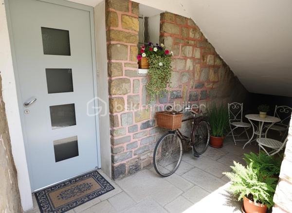 📍 Quartier de l'Aguillon - TOULON

De 590 000 € à 550 000 € !

Découvrez cette propriété pleine de potentiel de 126 m² habitables, divisée aujourd’hui en deux appartements indépendants, offrant de multiples possibilités : projet familial, investissement locatif ou résidence principale avec revenu complémentaire.

Un véritable havre de paix au rez-de-chaussée
Le premier appartement de 36 m² vous séduira par son atmosphère intimiste et apaisante. Il comprend :

✨ Un salon chaleureux avec tous les branchement nécessaires à l'arrivée d'une cuisine à votre goût !
✨ Une chambre en suite avec salle d’eau privative
✨ Un WC séparé
✨ Un accès indépendant par son propre portillon
✨ Un agréable jardin privatif

Le véritable coup de cœur ? Sa vue directe sur une charmante mare agrémentée de poissons rouges, au cœur d’un espace arboré et zen. Un cadre rare invitant à la détente et à la sérénité.

Un appartement lumineux et spacieux à l’étage
Le second logement de 90 m² offre de beaux volumes et une luminosité remarquable :

✨ Trois belles chambres
✨ Un vaste salon/salle à manger avec cheminée
✨ De grandes ouvertures laissant entrer généreusement la lumière naturelle
✨ Une belle hauteur sous plafond
✨ Une salle de bains avec baignoire
✨ Un WC indépendant
✨ Un placard d’entrée pratique

La cuisine, entièrement repeinte en blanc et baignée de lumière grâce à ses trois fenêtres, est volontairement laissée libre afin que les futurs propriétaires puissent l’aménager selon leurs envies et leur style.

Un potentiel supplémentaire à exploiter
La salle de bains donne accès à des combles sains et isolés bénéficiant d’une hauteur centrale d’environ 1,80 m, offrant de belles perspectives d’aménagement.

La cuisine permet également d’accéder à :

✔ Un garage-atelier de 30 m²
✔ Une laverie
✔ Un local de rangement

Soit près de 48 m² d’espaces annexes supplémentaires.

Un extérieur fonctionnel et recherché
Édifiée sur une parcelle d’environ 600 m², la propriété dispose :

🚗 D’un grand portail motorisé à alimentation solaire
🚗 D’un stationnement intérieur pouvant accueillir jusqu’à 4 véhicules
⚡ D’une prise P17 haute puissance de 4Kw pour véhicule électrique

Chaque appartement bénéficie de son propre accès indépendant.

Un emplacement privilégié
Située dans le très recherché quartier de l'Aguillon, vous profiterez d’un environnement calme tout en restant à quelques minutes seulement du centre-ville et des plages.

☀ Exposition Sud-Ouest idéale pour profiter d’une belle luminosité tout au long de la journée.

Les possibilités sont nombreuses :
🏡 Réunir facilement les deux niveaux pour créer une grande maison familiale.
💰 Louer les deux appartements.
💰 Occuper un logement tout en générant un revenu locatif avec le second.

Une opportunité rare sur le secteur !

📞 Contactez-moi au 07 45 05 29 94 dès maintenant pour organiser une visite et découvrir tout le potentiel de cette propriété !