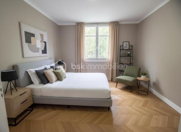 📍 Quartier de l'Aguillon - TOULON

De 590 000 € à 550 000 € !

Découvrez cette propriété pleine de potentiel de 126 m² habitables, divisée aujourd’hui en deux appartements indépendants, offrant de multiples possibilités : projet familial, investissement locatif ou résidence principale avec revenu complémentaire.

Un véritable havre de paix au rez-de-chaussée
Le premier appartement de 36 m² vous séduira par son atmosphère intimiste et apaisante. Il comprend :

✨ Un salon chaleureux avec tous les branchement nécessaires à l'arrivée d'une cuisine à votre goût !
✨ Une chambre en suite avec salle d’eau privative
✨ Un WC séparé
✨ Un accès indépendant par son propre portillon
✨ Un agréable jardin privatif

Le véritable coup de cœur ? Sa vue directe sur une charmante mare agrémentée de poissons rouges, au cœur d’un espace arboré et zen. Un cadre rare invitant à la détente et à la sérénité.

Un appartement lumineux et spacieux à l’étage
Le second logement de 90 m² offre de beaux volumes et une luminosité remarquable :

✨ Trois belles chambres
✨ Un vaste salon/salle à manger avec cheminée
✨ De grandes ouvertures laissant entrer généreusement la lumière naturelle
✨ Une belle hauteur sous plafond
✨ Une salle de bains avec baignoire
✨ Un WC indépendant
✨ Un placard d’entrée pratique

La cuisine, entièrement repeinte en blanc et baignée de lumière grâce à ses trois fenêtres, est volontairement laissée libre afin que les futurs propriétaires puissent l’aménager selon leurs envies et leur style.

Un potentiel supplémentaire à exploiter
La salle de bains donne accès à des combles sains et isolés bénéficiant d’une hauteur centrale d’environ 1,80 m, offrant de belles perspectives d’aménagement.

La cuisine permet également d’accéder à :

✔ Un garage-atelier de 30 m²
✔ Une laverie
✔ Un local de rangement

Soit près de 48 m² d’espaces annexes supplémentaires.

Un extérieur fonctionnel et recherché
Édifiée sur une parcelle d’environ 600 m², la propriété dispose :

🚗 D’un grand portail motorisé à alimentation solaire
🚗 D’un stationnement intérieur pouvant accueillir jusqu’à 4 véhicules
⚡ D’une prise P17 haute puissance de 4Kw pour véhicule électrique

Chaque appartement bénéficie de son propre accès indépendant.

Un emplacement privilégié
Située dans le très recherché quartier de l'Aguillon, vous profiterez d’un environnement calme tout en restant à quelques minutes seulement du centre-ville et des plages.

☀ Exposition Sud-Ouest idéale pour profiter d’une belle luminosité tout au long de la journée.

Les possibilités sont nombreuses :
🏡 Réunir facilement les deux niveaux pour créer une grande maison familiale.
💰 Louer les deux appartements.
💰 Occuper un logement tout en générant un revenu locatif avec le second.

Une opportunité rare sur le secteur !

📞 Contactez-moi au 07 45 05 29 94 dès maintenant pour organiser une visite et découvrir tout le potentiel de cette propriété !