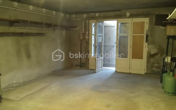 📍 Quartier de l'Aguillon - TOULON

De 590 000 € à 550 000 € !

Découvrez cette propriété pleine de potentiel de 126 m² habitables, divisée aujourd’hui en deux appartements indépendants, offrant de multiples possibilités : projet familial, investissement locatif ou résidence principale avec revenu complémentaire.

Un véritable havre de paix au rez-de-chaussée
Le premier appartement de 36 m² vous séduira par son atmosphère intimiste et apaisante. Il comprend :

✨ Un salon chaleureux avec tous les branchement nécessaires à l'arrivée d'une cuisine à votre goût !
✨ Une chambre en suite avec salle d’eau privative
✨ Un WC séparé
✨ Un accès indépendant par son propre portillon
✨ Un agréable jardin privatif

Le véritable coup de cœur ? Sa vue directe sur une charmante mare agrémentée de poissons rouges, au cœur d’un espace arboré et zen. Un cadre rare invitant à la détente et à la sérénité.

Un appartement lumineux et spacieux à l’étage
Le second logement de 90 m² offre de beaux volumes et une luminosité remarquable :

✨ Trois belles chambres
✨ Un vaste salon/salle à manger avec cheminée
✨ De grandes ouvertures laissant entrer généreusement la lumière naturelle
✨ Une belle hauteur sous plafond
✨ Une salle de bains avec baignoire
✨ Un WC indépendant
✨ Un placard d’entrée pratique

La cuisine, entièrement repeinte en blanc et baignée de lumière grâce à ses trois fenêtres, est volontairement laissée libre afin que les futurs propriétaires puissent l’aménager selon leurs envies et leur style.

Un potentiel supplémentaire à exploiter
La salle de bains donne accès à des combles sains et isolés bénéficiant d’une hauteur centrale d’environ 1,80 m, offrant de belles perspectives d’aménagement.

La cuisine permet également d’accéder à :

✔ Un garage-atelier de 30 m²
✔ Une laverie
✔ Un local de rangement

Soit près de 48 m² d’espaces annexes supplémentaires.

Un extérieur fonctionnel et recherché
Édifiée sur une parcelle d’environ 600 m², la propriété dispose :

🚗 D’un grand portail motorisé à alimentation solaire
🚗 D’un stationnement intérieur pouvant accueillir jusqu’à 4 véhicules
⚡ D’une prise P17 haute puissance de 4Kw pour véhicule électrique

Chaque appartement bénéficie de son propre accès indépendant.

Un emplacement privilégié
Située dans le très recherché quartier de l'Aguillon, vous profiterez d’un environnement calme tout en restant à quelques minutes seulement du centre-ville et des plages.

☀ Exposition Sud-Ouest idéale pour profiter d’une belle luminosité tout au long de la journée.

Les possibilités sont nombreuses :
🏡 Réunir facilement les deux niveaux pour créer une grande maison familiale.
💰 Louer les deux appartements.
💰 Occuper un logement tout en générant un revenu locatif avec le second.

Une opportunité rare sur le secteur !

📞 Contactez-moi au 07 45 05 29 94 dès maintenant pour organiser une visite et découvrir tout le potentiel de cette propriété !