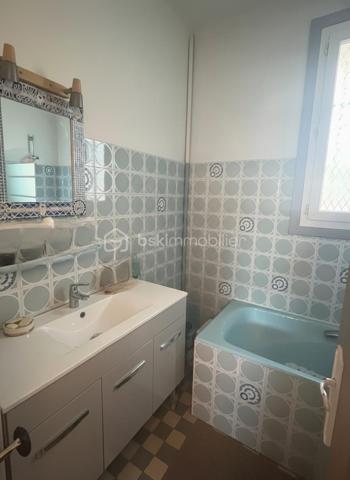 📍 Quartier de l'Aguillon - TOULON

De 590 000 € à 550 000 € !

Découvrez cette propriété pleine de potentiel de 126 m² habitables, divisée aujourd’hui en deux appartements indépendants, offrant de multiples possibilités : projet familial, investissement locatif ou résidence principale avec revenu complémentaire.

Un véritable havre de paix au rez-de-chaussée
Le premier appartement de 36 m² vous séduira par son atmosphère intimiste et apaisante. Il comprend :

✨ Un salon chaleureux avec tous les branchement nécessaires à l'arrivée d'une cuisine à votre goût !
✨ Une chambre en suite avec salle d’eau privative
✨ Un WC séparé
✨ Un accès indépendant par son propre portillon
✨ Un agréable jardin privatif

Le véritable coup de cœur ? Sa vue directe sur une charmante mare agrémentée de poissons rouges, au cœur d’un espace arboré et zen. Un cadre rare invitant à la détente et à la sérénité.

Un appartement lumineux et spacieux à l’étage
Le second logement de 90 m² offre de beaux volumes et une luminosité remarquable :

✨ Trois belles chambres
✨ Un vaste salon/salle à manger avec cheminée
✨ De grandes ouvertures laissant entrer généreusement la lumière naturelle
✨ Une belle hauteur sous plafond
✨ Une salle de bains avec baignoire
✨ Un WC indépendant
✨ Un placard d’entrée pratique

La cuisine, entièrement repeinte en blanc et baignée de lumière grâce à ses trois fenêtres, est volontairement laissée libre afin que les futurs propriétaires puissent l’aménager selon leurs envies et leur style.

Un potentiel supplémentaire à exploiter
La salle de bains donne accès à des combles sains et isolés bénéficiant d’une hauteur centrale d’environ 1,80 m, offrant de belles perspectives d’aménagement.

La cuisine permet également d’accéder à :

✔ Un garage-atelier de 30 m²
✔ Une laverie
✔ Un local de rangement

Soit près de 48 m² d’espaces annexes supplémentaires.

Un extérieur fonctionnel et recherché
Édifiée sur une parcelle d’environ 600 m², la propriété dispose :

🚗 D’un grand portail motorisé à alimentation solaire
🚗 D’un stationnement intérieur pouvant accueillir jusqu’à 4 véhicules
⚡ D’une prise P17 haute puissance de 4Kw pour véhicule électrique

Chaque appartement bénéficie de son propre accès indépendant.

Un emplacement privilégié
Située dans le très recherché quartier de l'Aguillon, vous profiterez d’un environnement calme tout en restant à quelques minutes seulement du centre-ville et des plages.

☀ Exposition Sud-Ouest idéale pour profiter d’une belle luminosité tout au long de la journée.

Les possibilités sont nombreuses :
🏡 Réunir facilement les deux niveaux pour créer une grande maison familiale.
💰 Louer les deux appartements.
💰 Occuper un logement tout en générant un revenu locatif avec le second.

Une opportunité rare sur le secteur !

📞 Contactez-moi au 07 45 05 29 94 dès maintenant pour organiser une visite et découvrir tout le potentiel de cette propriété !