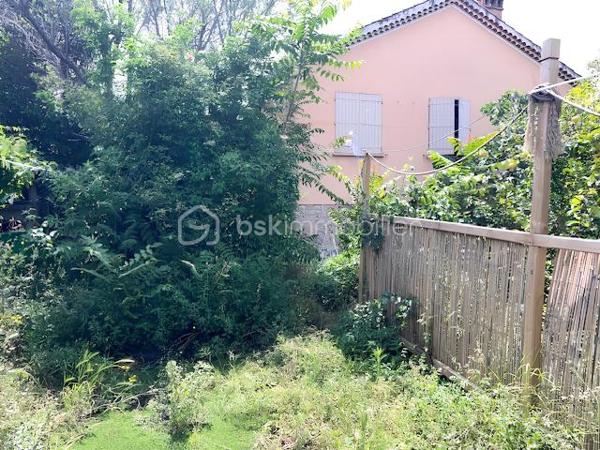 📍 Quartier de l'Aguillon - TOULON

De 590 000 € à 550 000 € !

Découvrez cette propriété pleine de potentiel de 126 m² habitables, divisée aujourd’hui en deux appartements indépendants, offrant de multiples possibilités : projet familial, investissement locatif ou résidence principale avec revenu complémentaire.

Un véritable havre de paix au rez-de-chaussée
Le premier appartement de 36 m² vous séduira par son atmosphère intimiste et apaisante. Il comprend :

✨ Un salon chaleureux avec tous les branchement nécessaires à l'arrivée d'une cuisine à votre goût !
✨ Une chambre en suite avec salle d’eau privative
✨ Un WC séparé
✨ Un accès indépendant par son propre portillon
✨ Un agréable jardin privatif

Le véritable coup de cœur ? Sa vue directe sur une charmante mare agrémentée de poissons rouges, au cœur d’un espace arboré et zen. Un cadre rare invitant à la détente et à la sérénité.

Un appartement lumineux et spacieux à l’étage
Le second logement de 90 m² offre de beaux volumes et une luminosité remarquable :

✨ Trois belles chambres
✨ Un vaste salon/salle à manger avec cheminée
✨ De grandes ouvertures laissant entrer généreusement la lumière naturelle
✨ Une belle hauteur sous plafond
✨ Une salle de bains avec baignoire
✨ Un WC indépendant
✨ Un placard d’entrée pratique

La cuisine, entièrement repeinte en blanc et baignée de lumière grâce à ses trois fenêtres, est volontairement laissée libre afin que les futurs propriétaires puissent l’aménager selon leurs envies et leur style.

Un potentiel supplémentaire à exploiter
La salle de bains donne accès à des combles sains et isolés bénéficiant d’une hauteur centrale d’environ 1,80 m, offrant de belles perspectives d’aménagement.

La cuisine permet également d’accéder à :

✔ Un garage-atelier de 30 m²
✔ Une laverie
✔ Un local de rangement

Soit près de 48 m² d’espaces annexes supplémentaires.

Un extérieur fonctionnel et recherché
Édifiée sur une parcelle d’environ 600 m², la propriété dispose :

🚗 D’un grand portail motorisé à alimentation solaire
🚗 D’un stationnement intérieur pouvant accueillir jusqu’à 4 véhicules
⚡ D’une prise P17 haute puissance de 4Kw pour véhicule électrique

Chaque appartement bénéficie de son propre accès indépendant.

Un emplacement privilégié
Située dans le très recherché quartier de l'Aguillon, vous profiterez d’un environnement calme tout en restant à quelques minutes seulement du centre-ville et des plages.

☀ Exposition Sud-Ouest idéale pour profiter d’une belle luminosité tout au long de la journée.

Les possibilités sont nombreuses :
🏡 Réunir facilement les deux niveaux pour créer une grande maison familiale.
💰 Louer les deux appartements.
💰 Occuper un logement tout en générant un revenu locatif avec le second.

Une opportunité rare sur le secteur !

📞 Contactez-moi au 07 45 05 29 94 dès maintenant pour organiser une visite et découvrir tout le potentiel de cette propriété !
